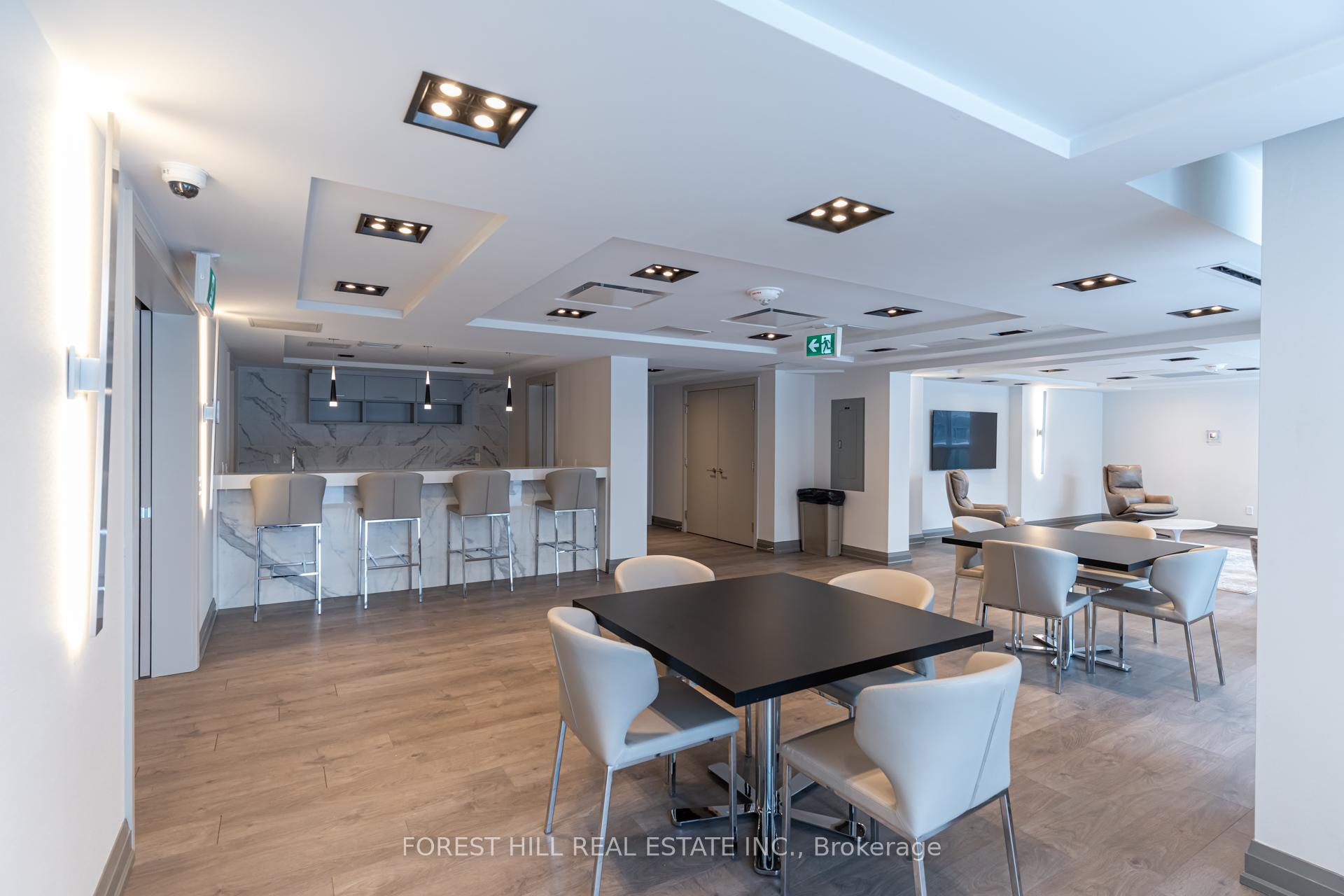 10 Meadowglen Place 304