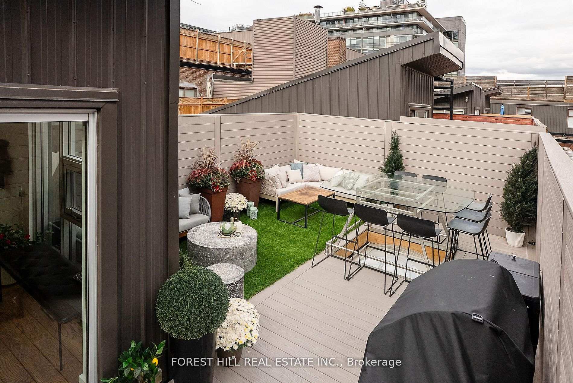 326 Carlaw Avenue 123