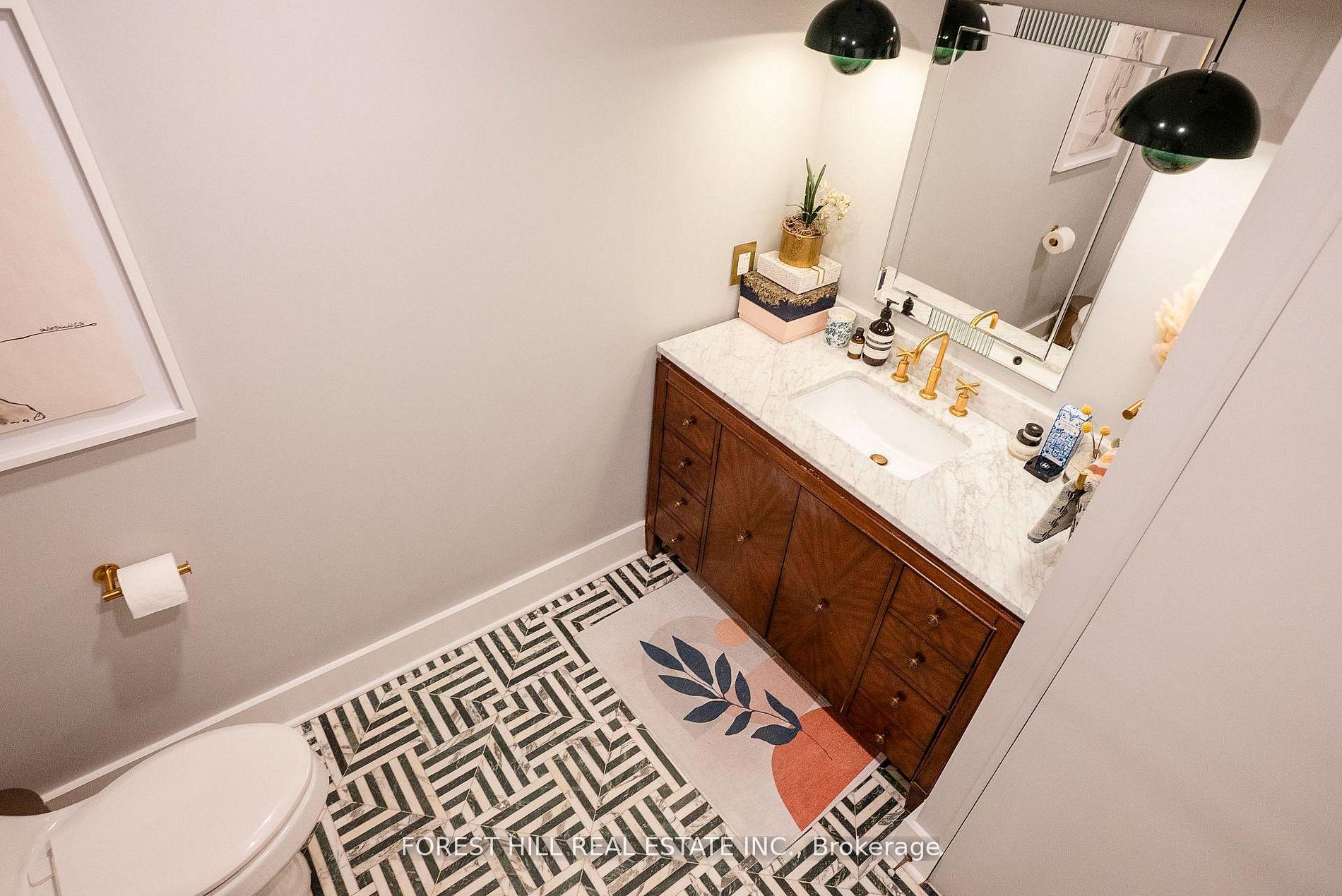 326 Carlaw Avenue 123