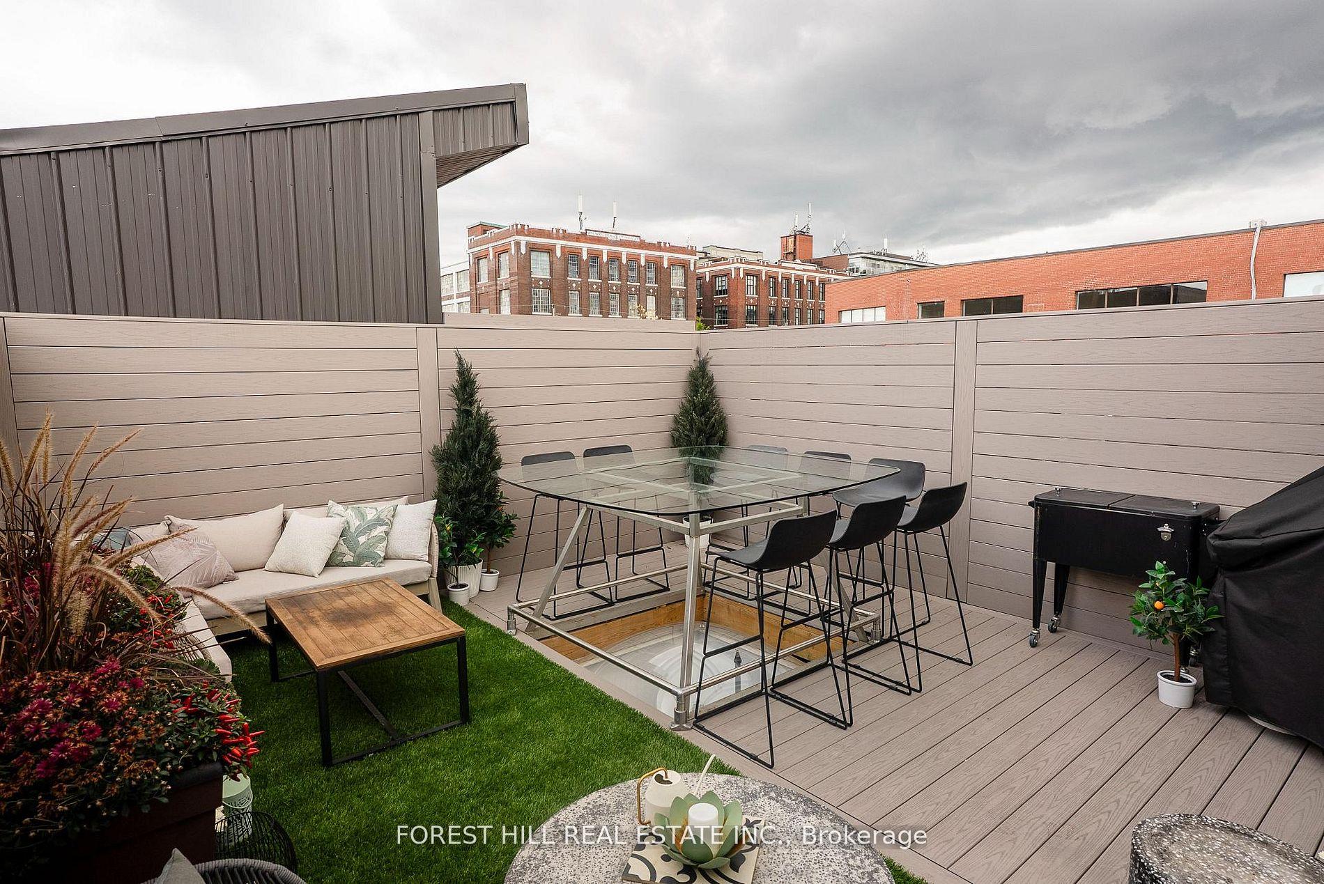 326 Carlaw Avenue 123