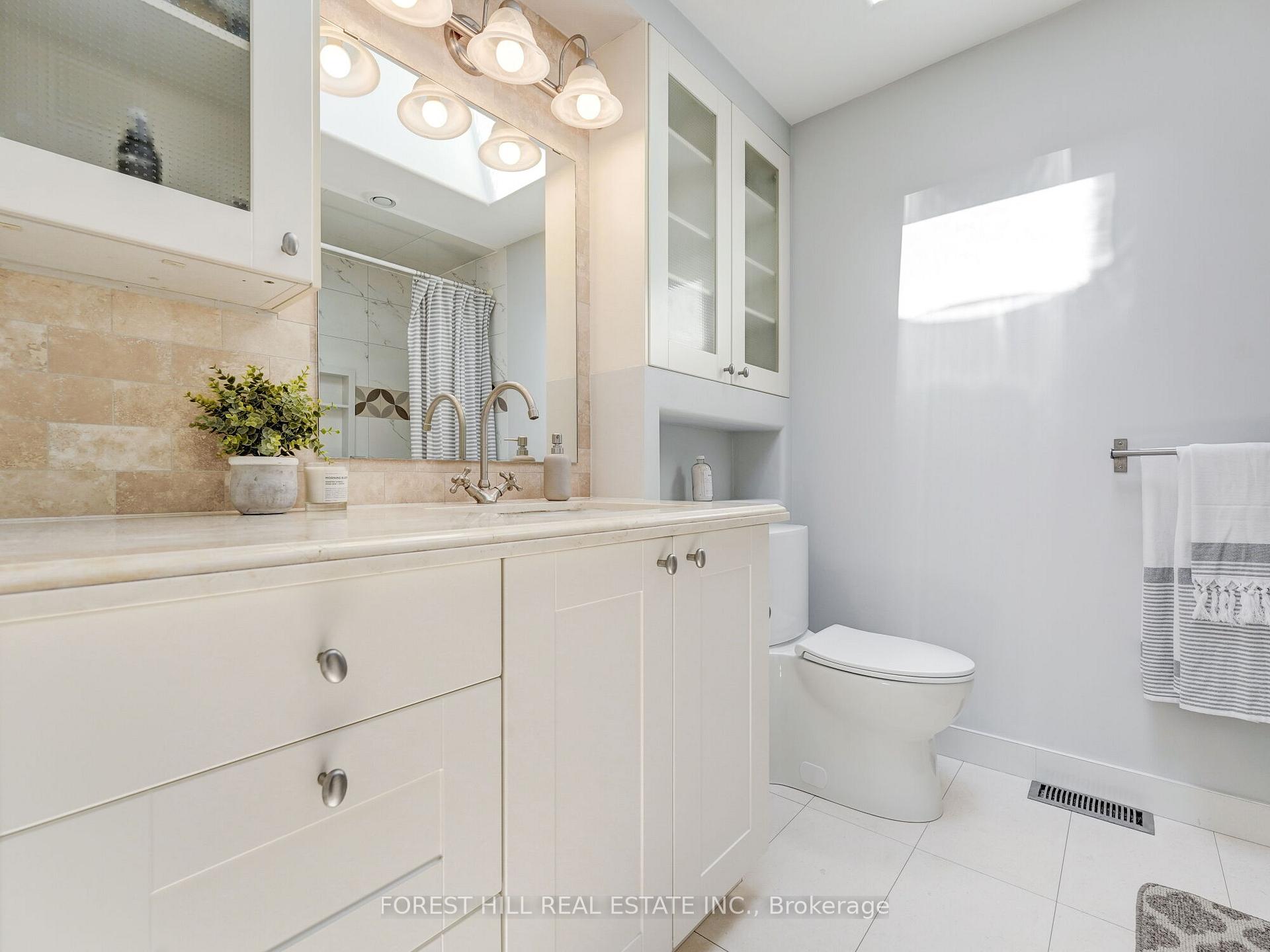33 Rothsay Avenue E, Toronto W07