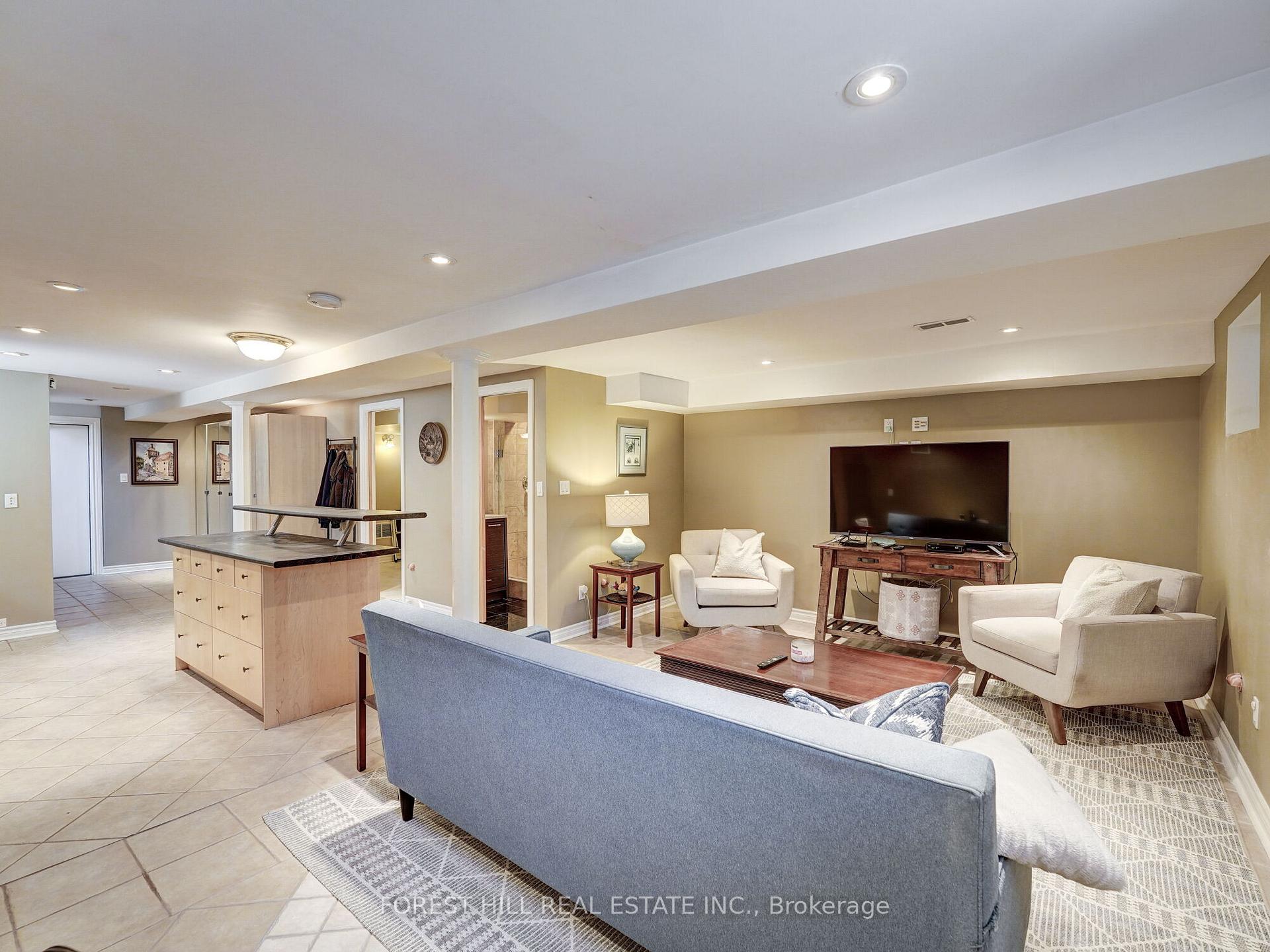 33 Rothsay Avenue E, Toronto W07