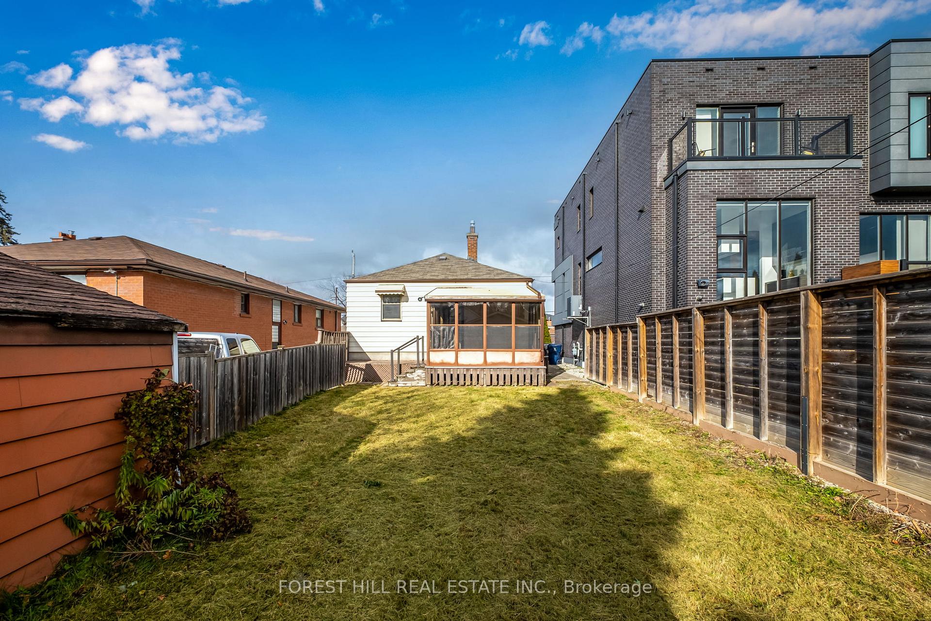 1141 Glengrove Avenue