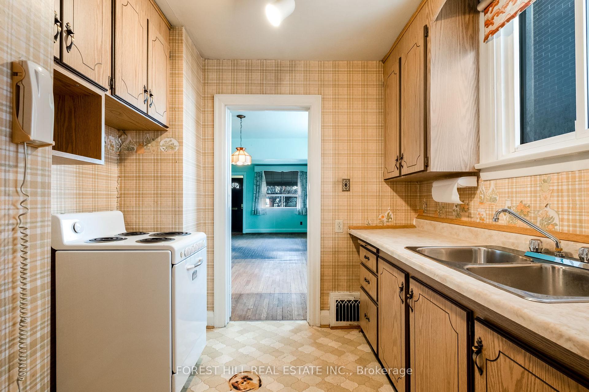 1141 Glengrove Avenue