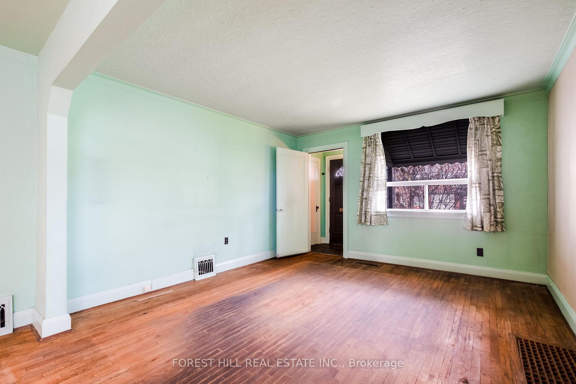 1141 Glengrove Avenue