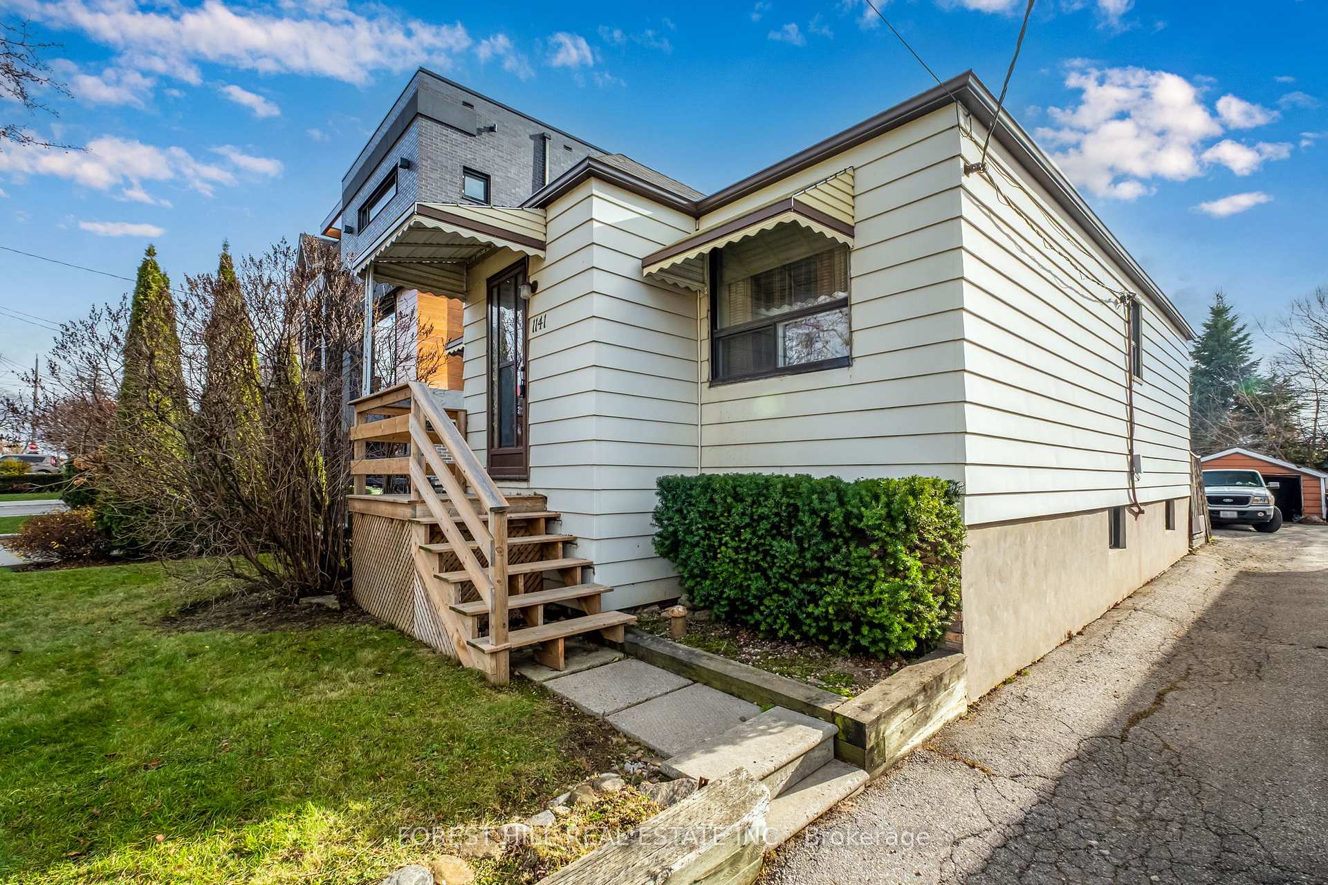 1141 Glengrove Avenue