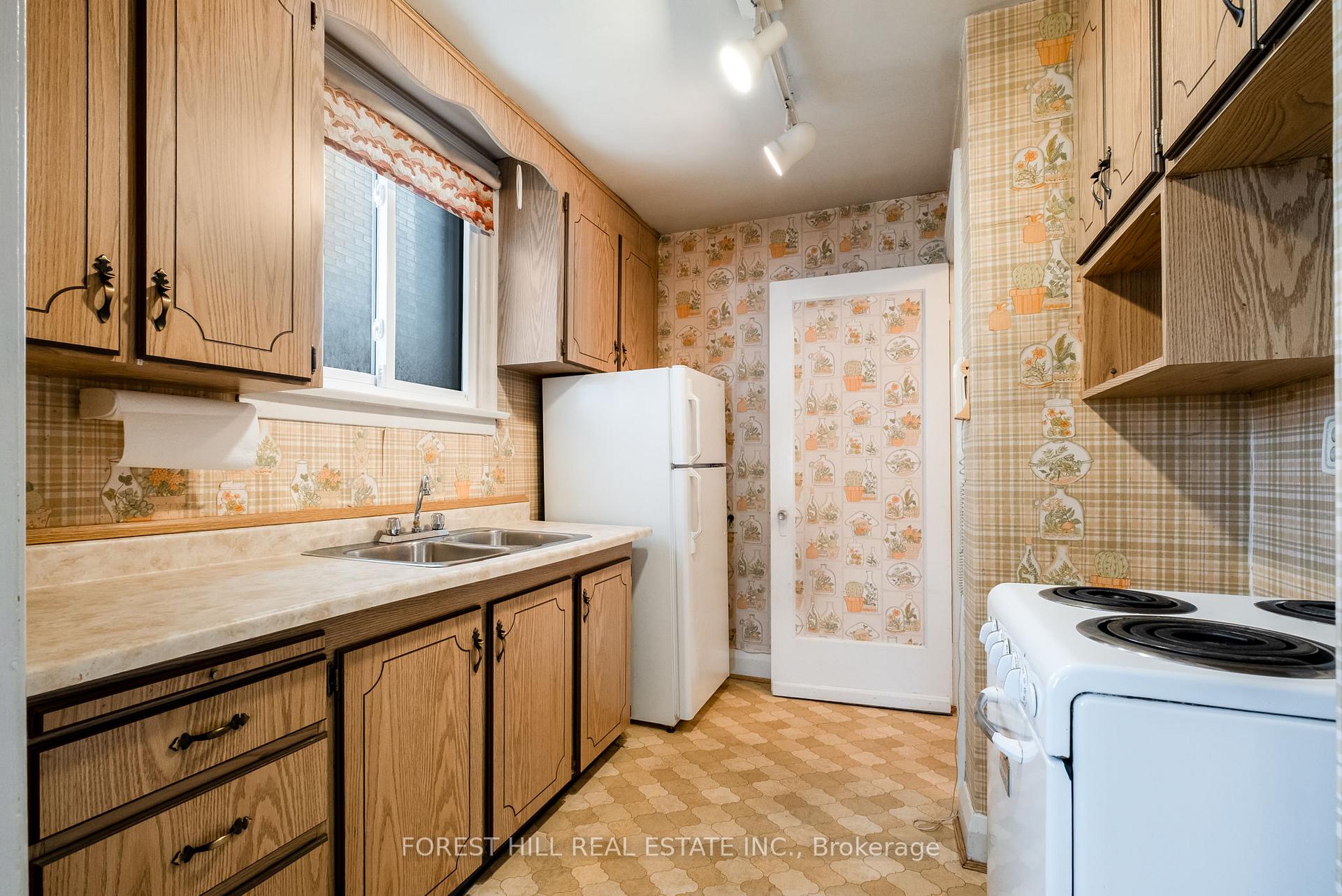 1141 Glengrove Avenue