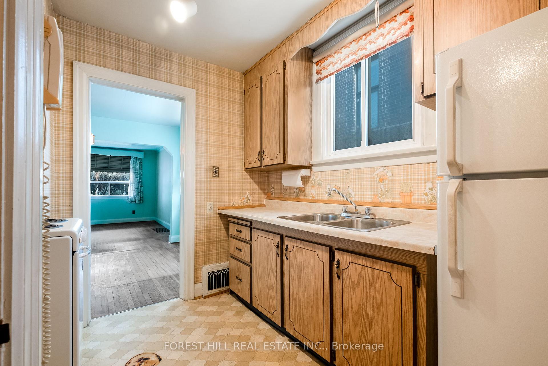 1141 Glengrove Avenue