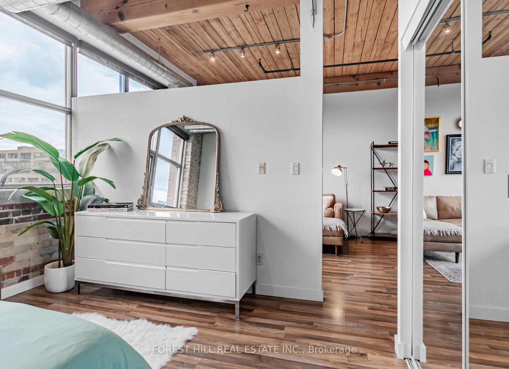 2154 Dundas Street W 506