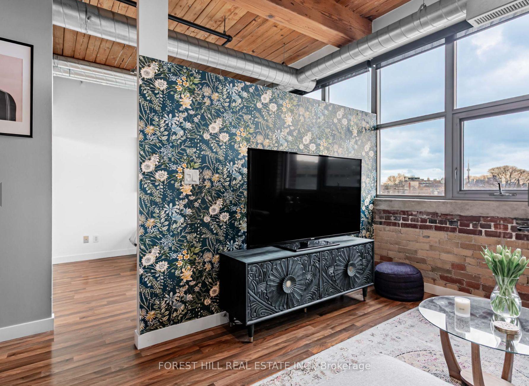 2154 Dundas Street W 506