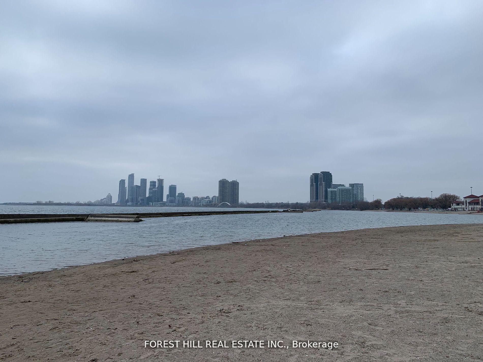 105 Queensway Avenue 1305