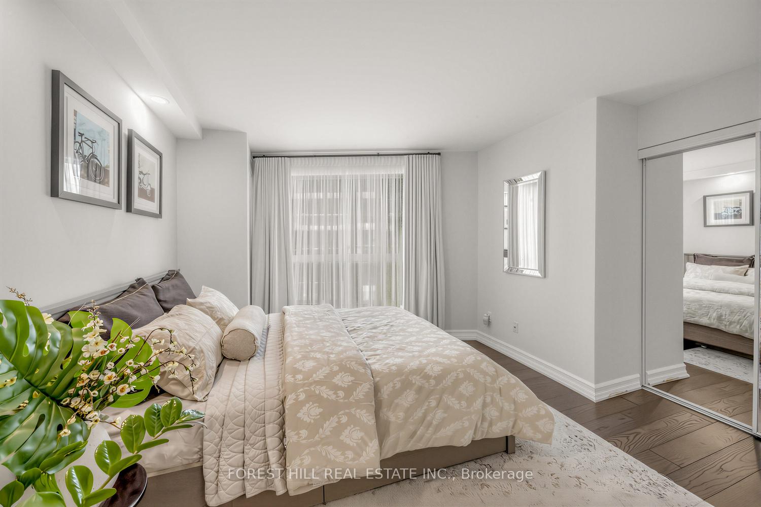 2111 Lake Shore Boulevard W 802