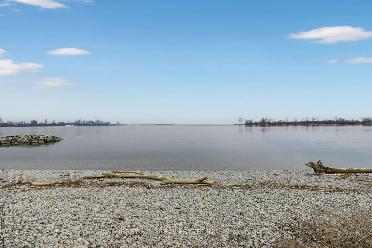 2111 Lake Shore Boulevard W 802