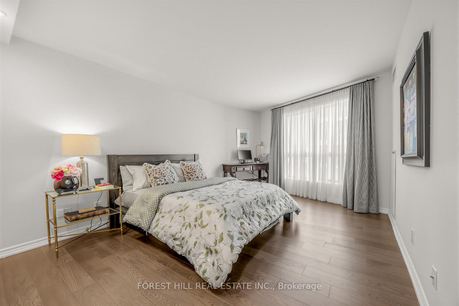 2111 Lake Shore Boulevard W 802