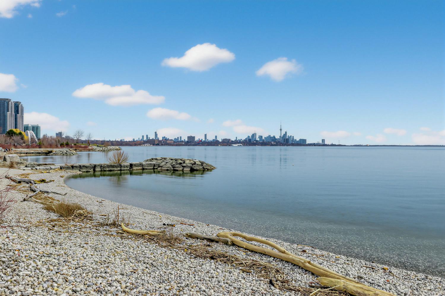 2111 Lake Shore Boulevard W 802