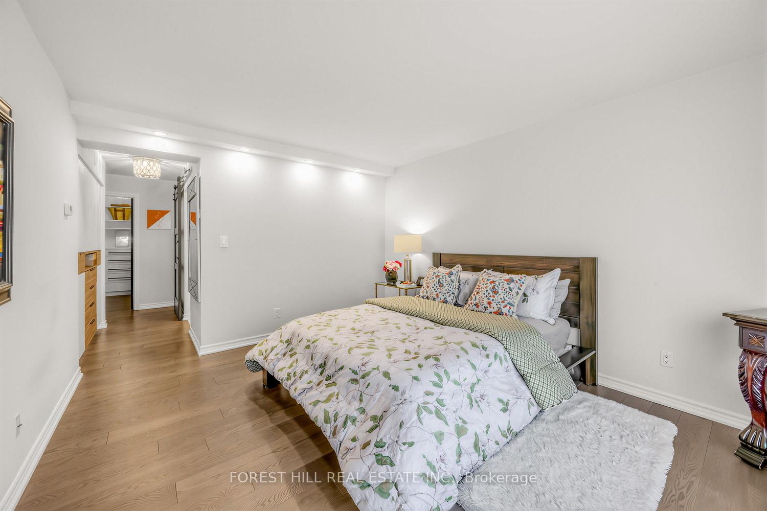2111 Lake Shore Boulevard W 802