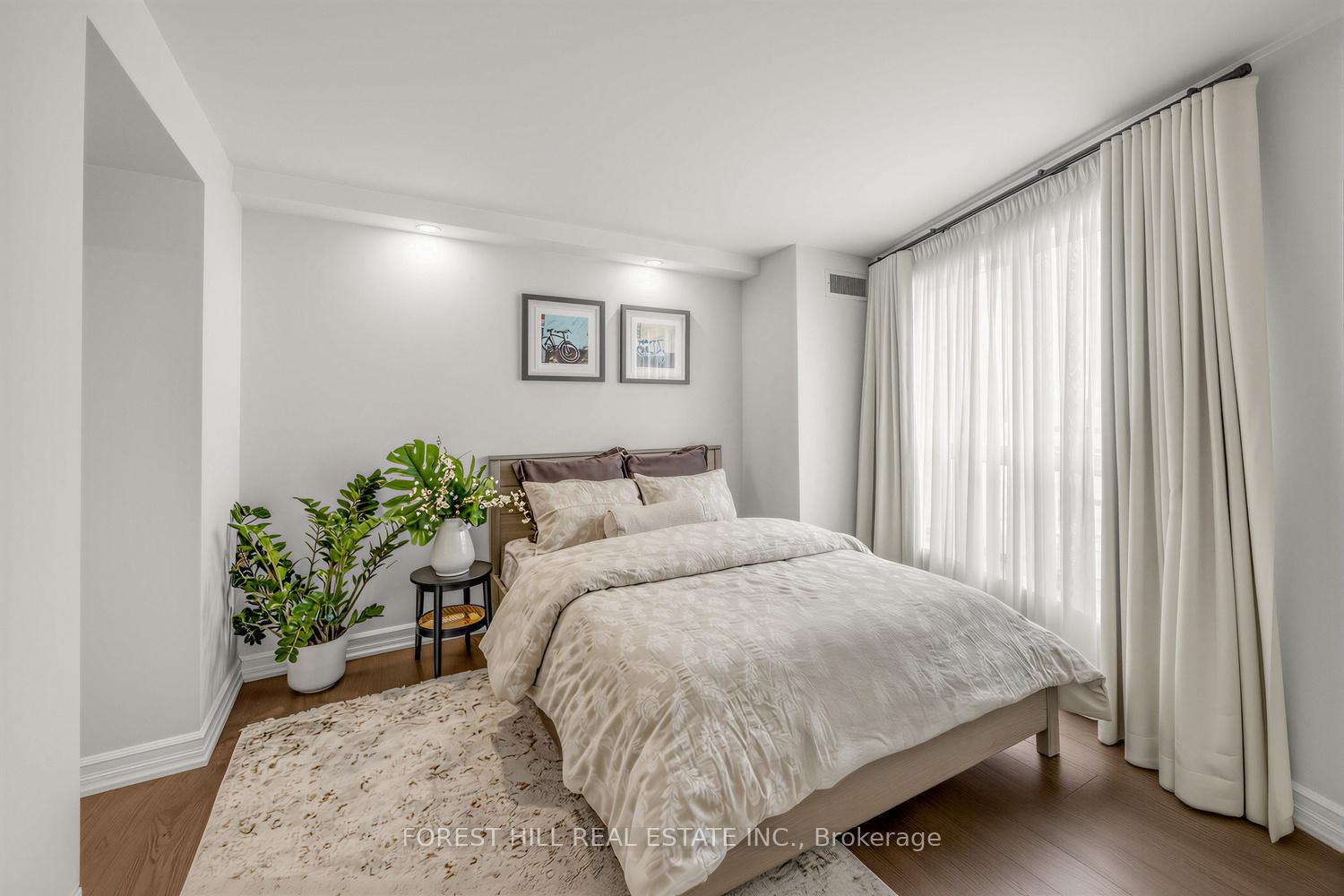 2111 Lake Shore Boulevard W 802