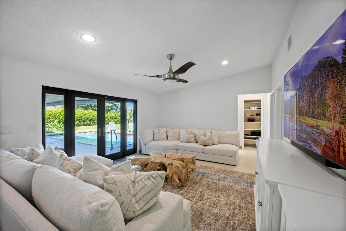 3201 Lakeview Drive