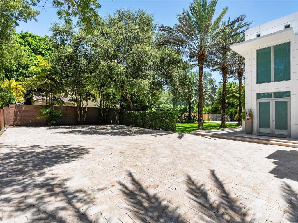 3917 S Le Jeune Road