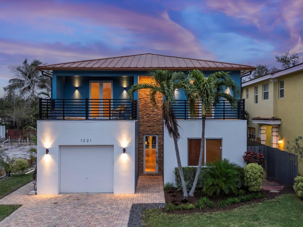 1221 NE 11th Ave