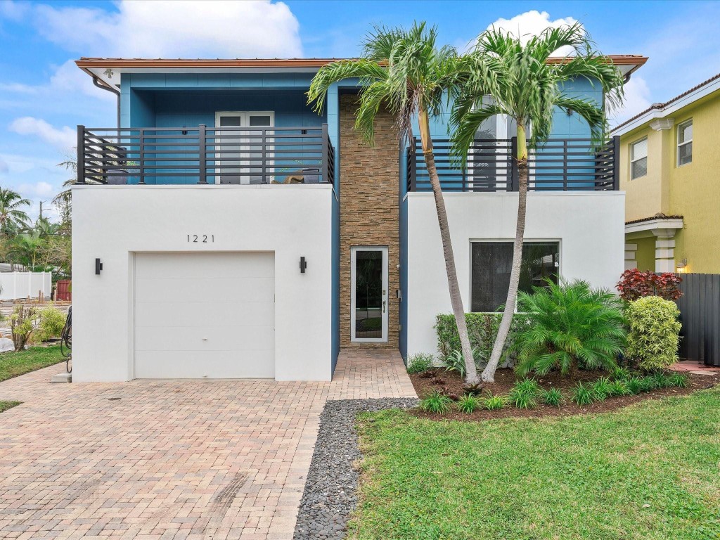 1221 NE 11th Ave