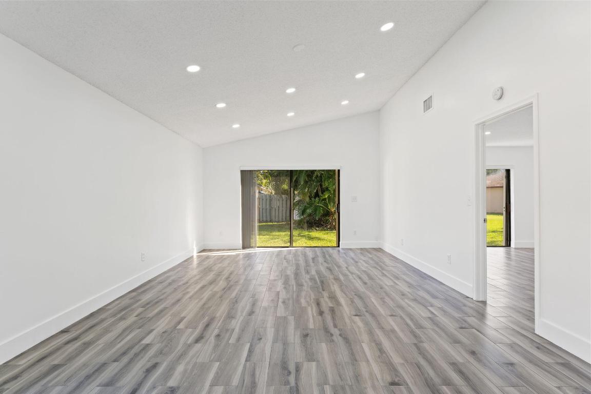 1390 Summit Run Circle