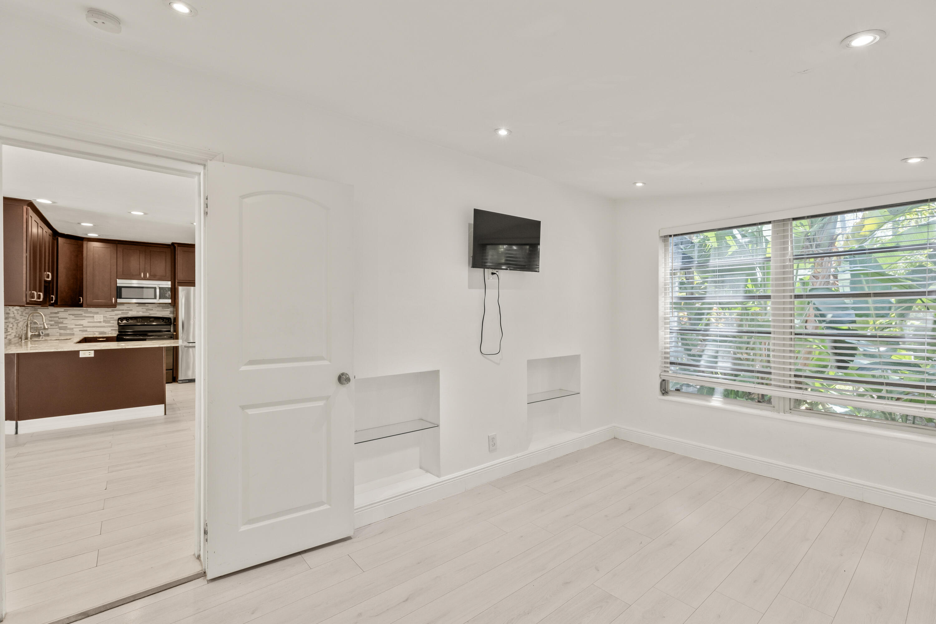 1637 N Victoria Park Road