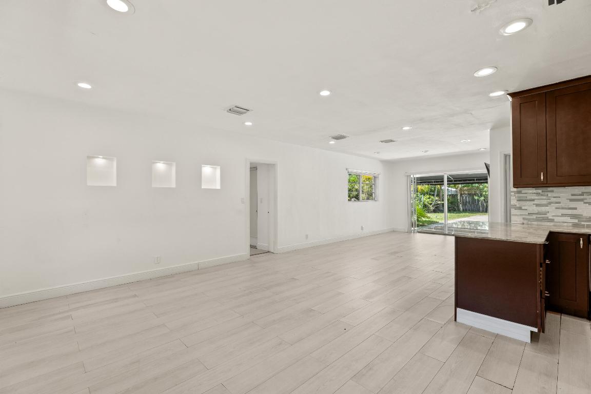 1637 N Victoria Park Road