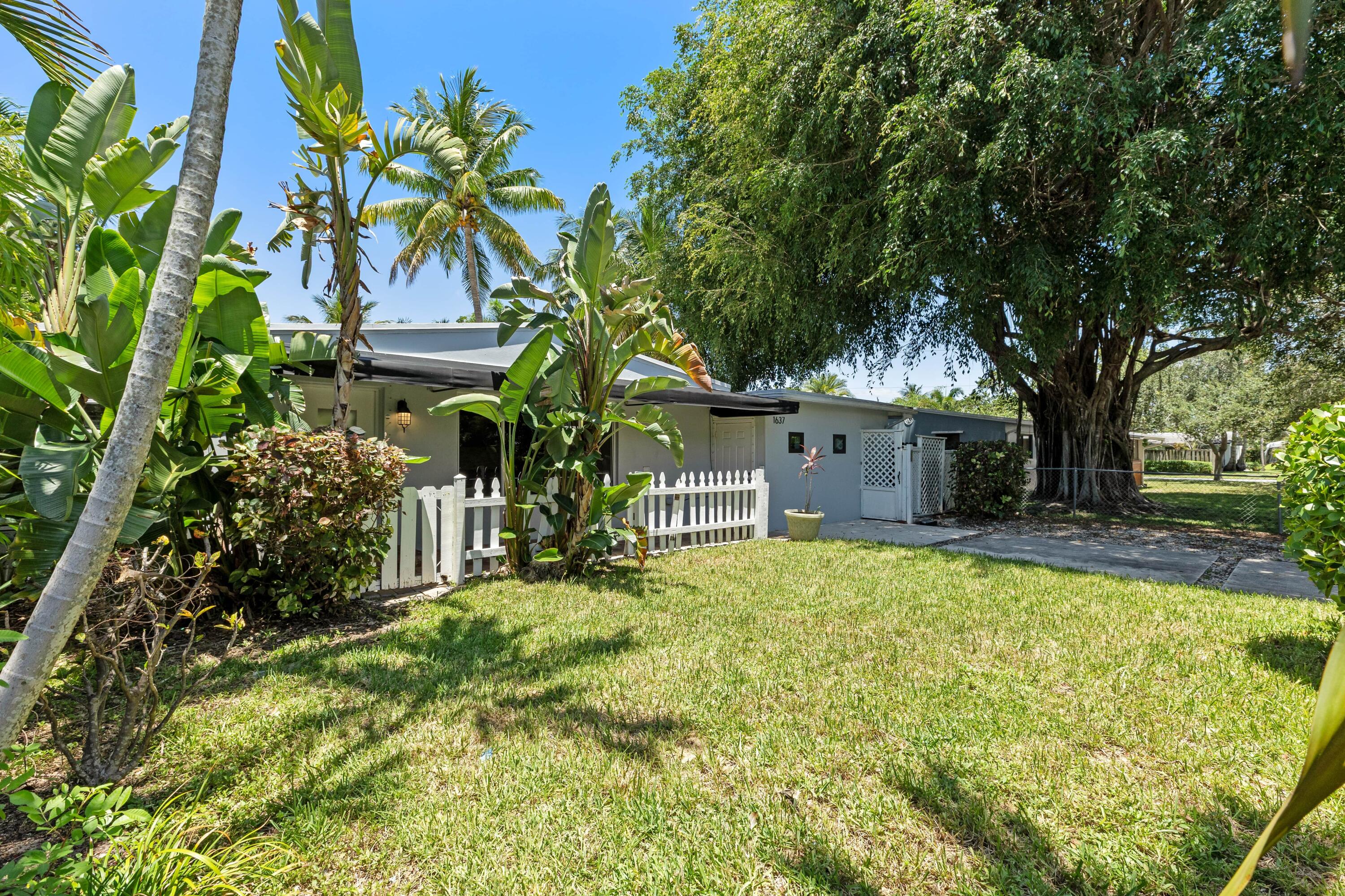 1637 N Victoria Park Road