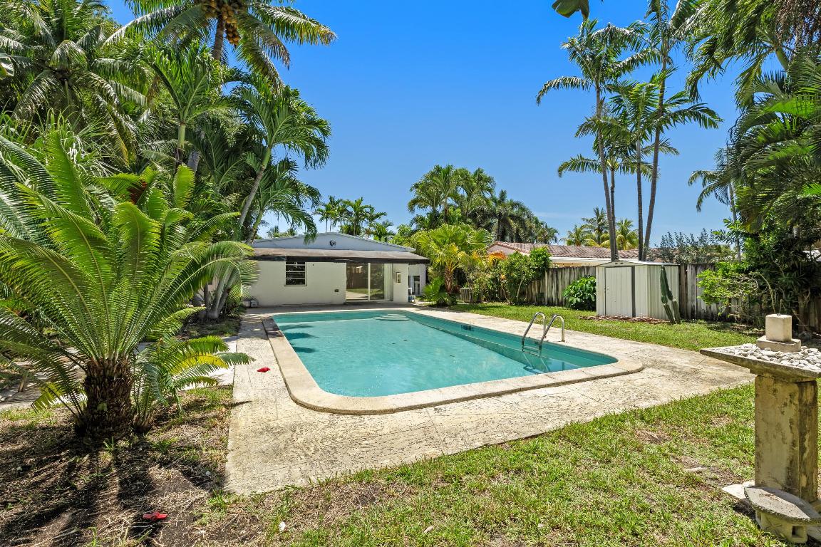 1637 N Victoria Park Road