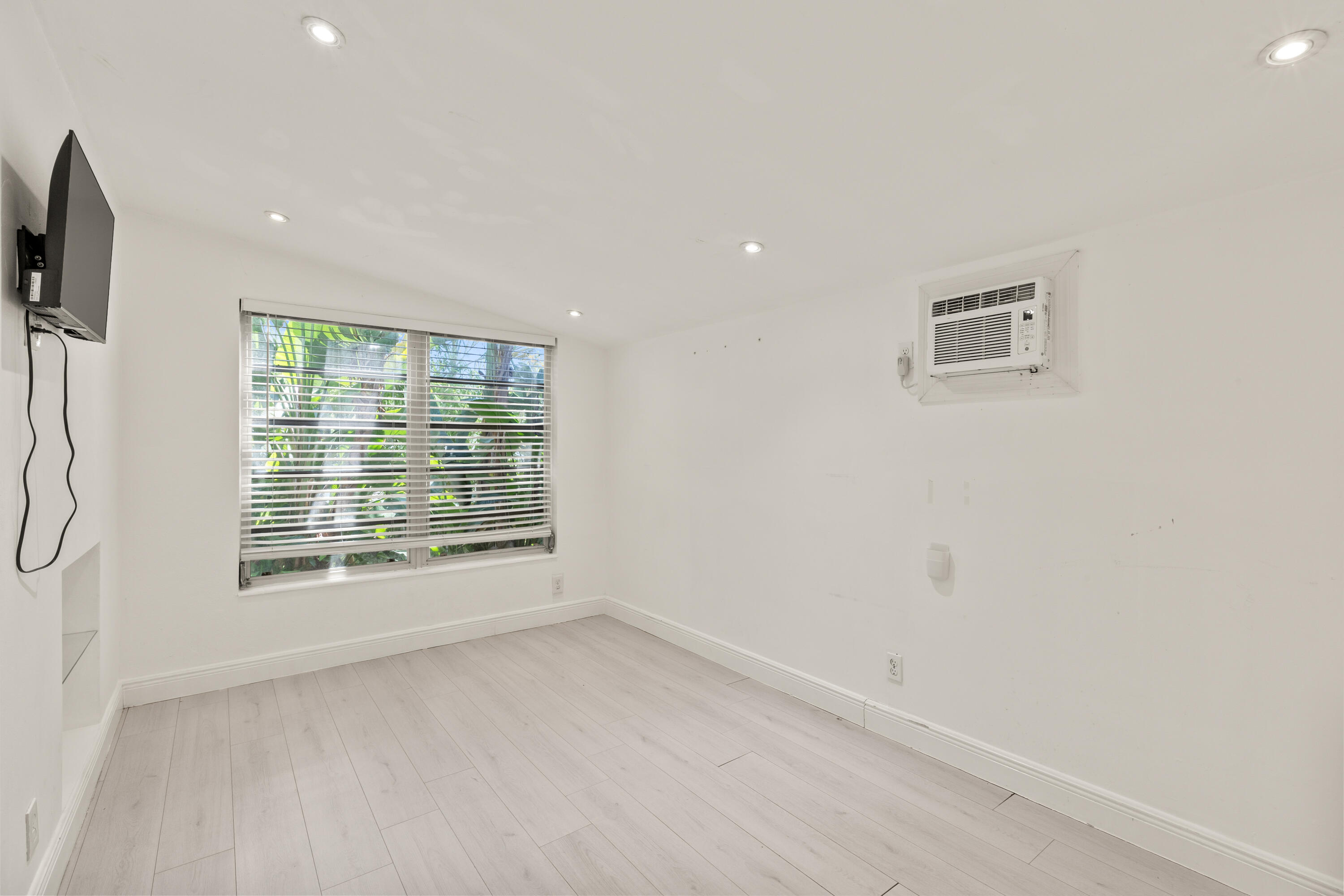 1637 N Victoria Park Road