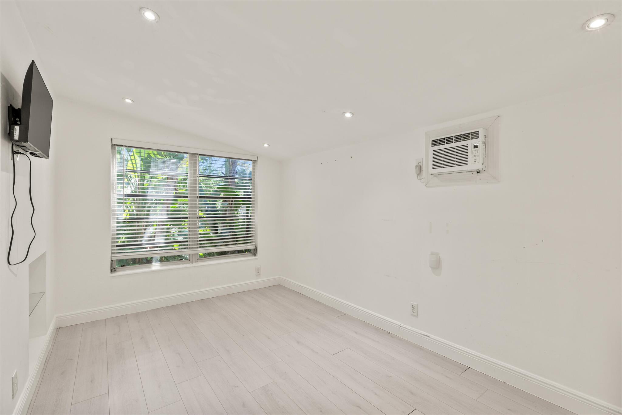 1637 N Victoria Park Road