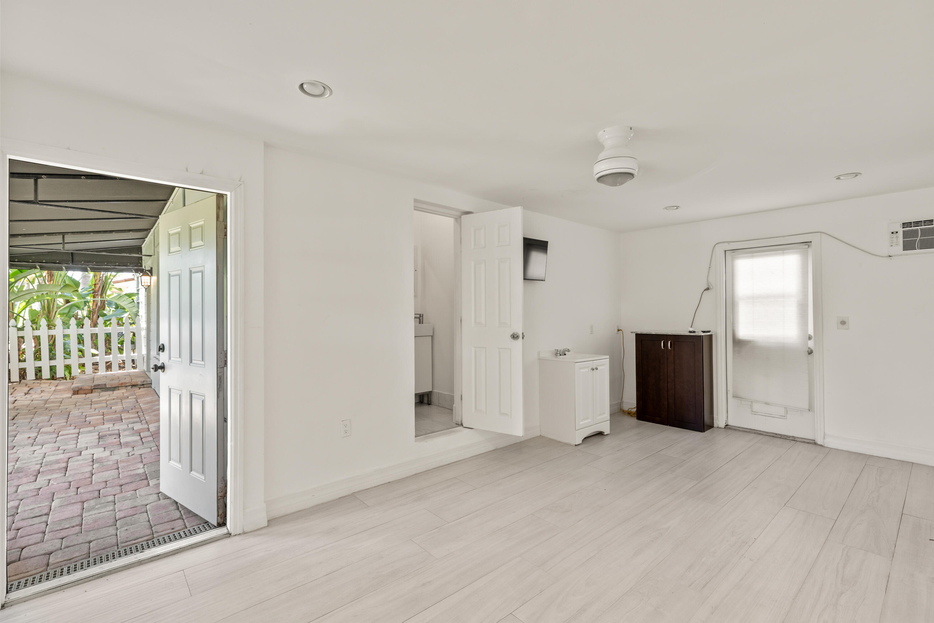 1637 N Victoria Park Road