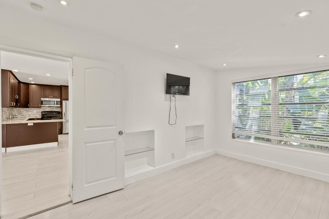 1637 N Victoria Park Road