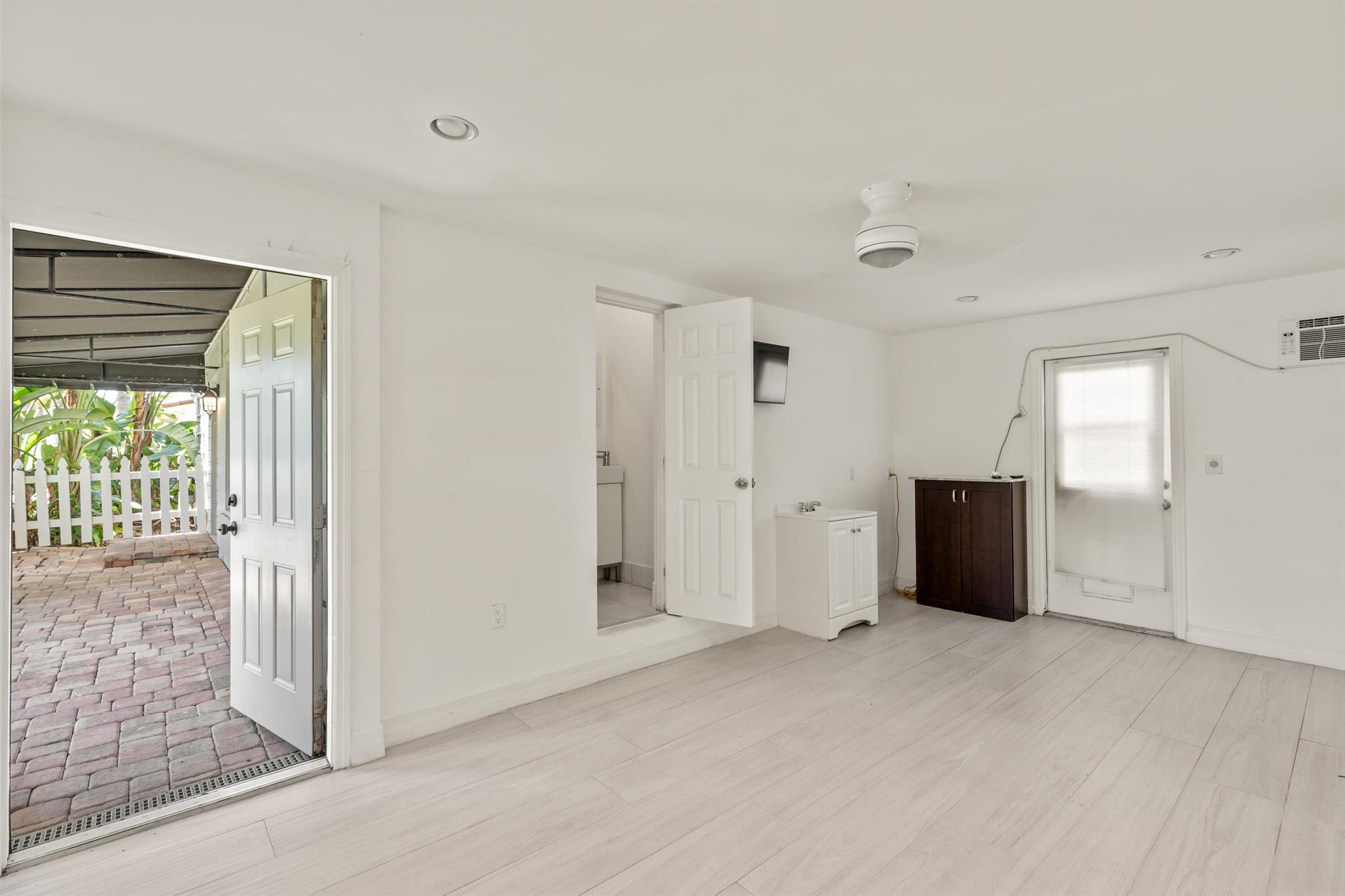 1637 N Victoria Park Road