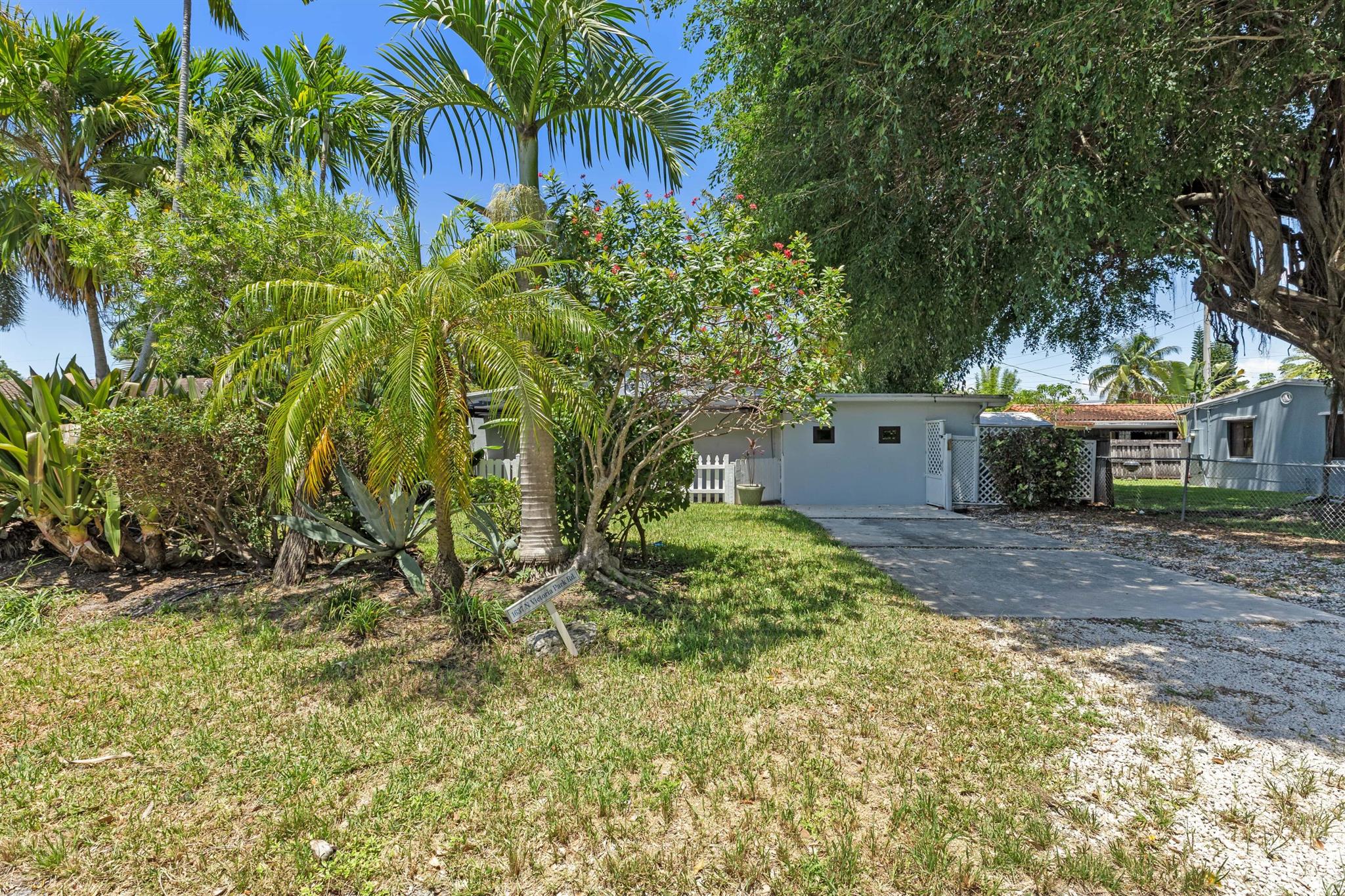 1637 N Victoria Park Road