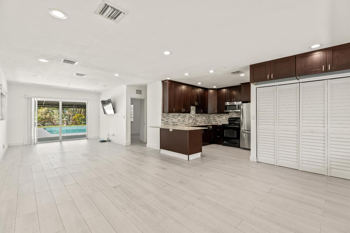 1637 N Victoria Park Road