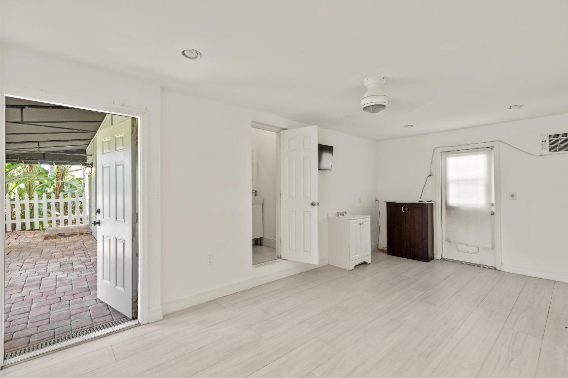 1637 N Victoria Park Road