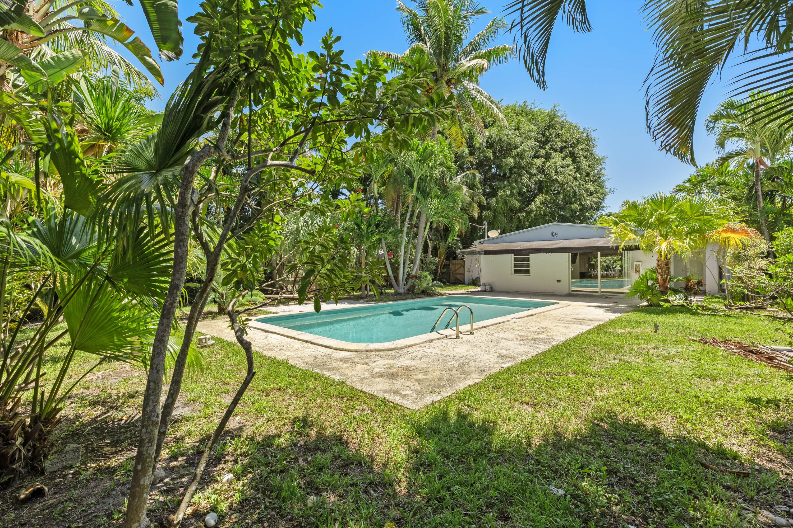 1637 N Victoria Park Road