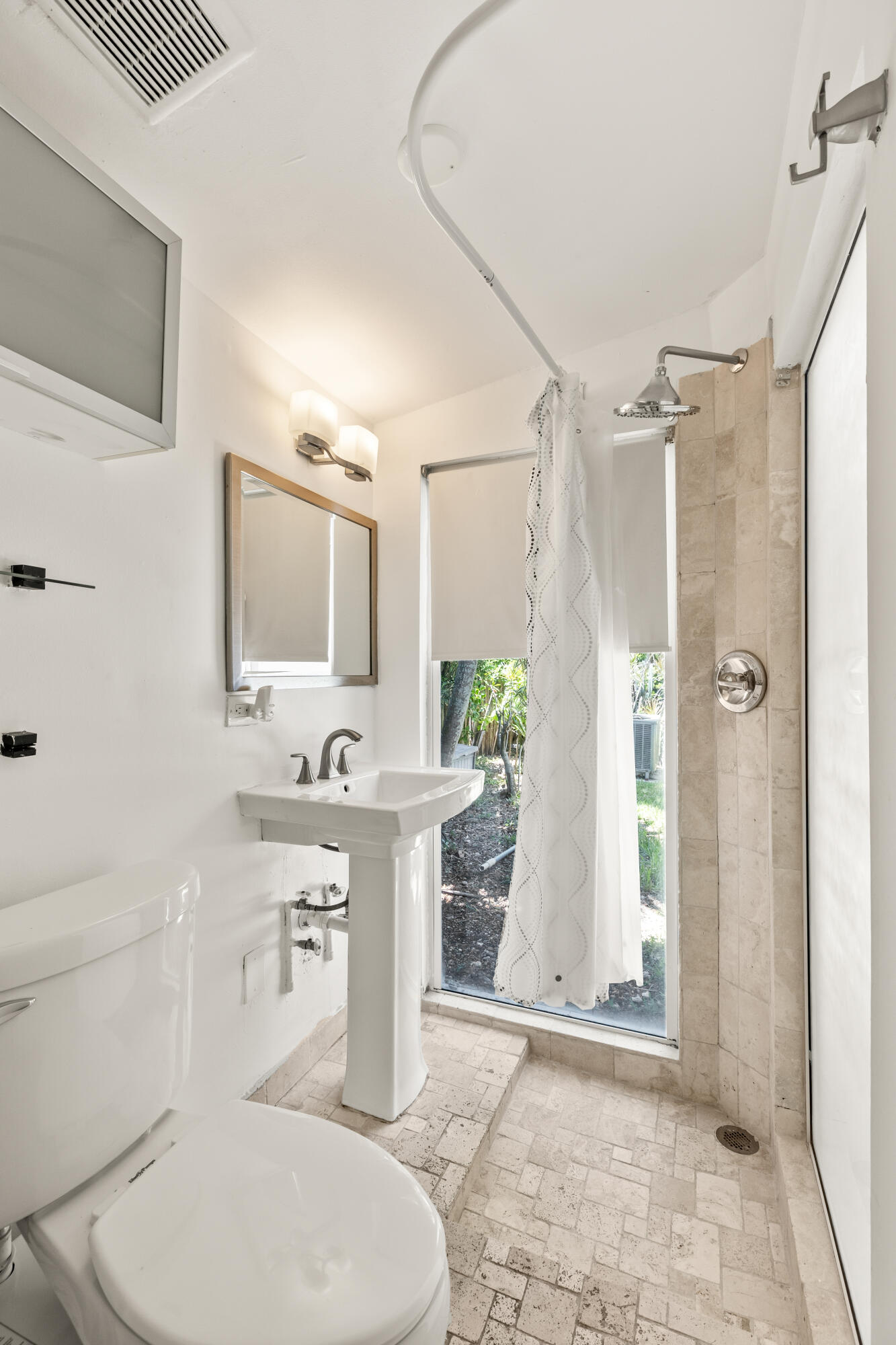 1637 N Victoria Park Road