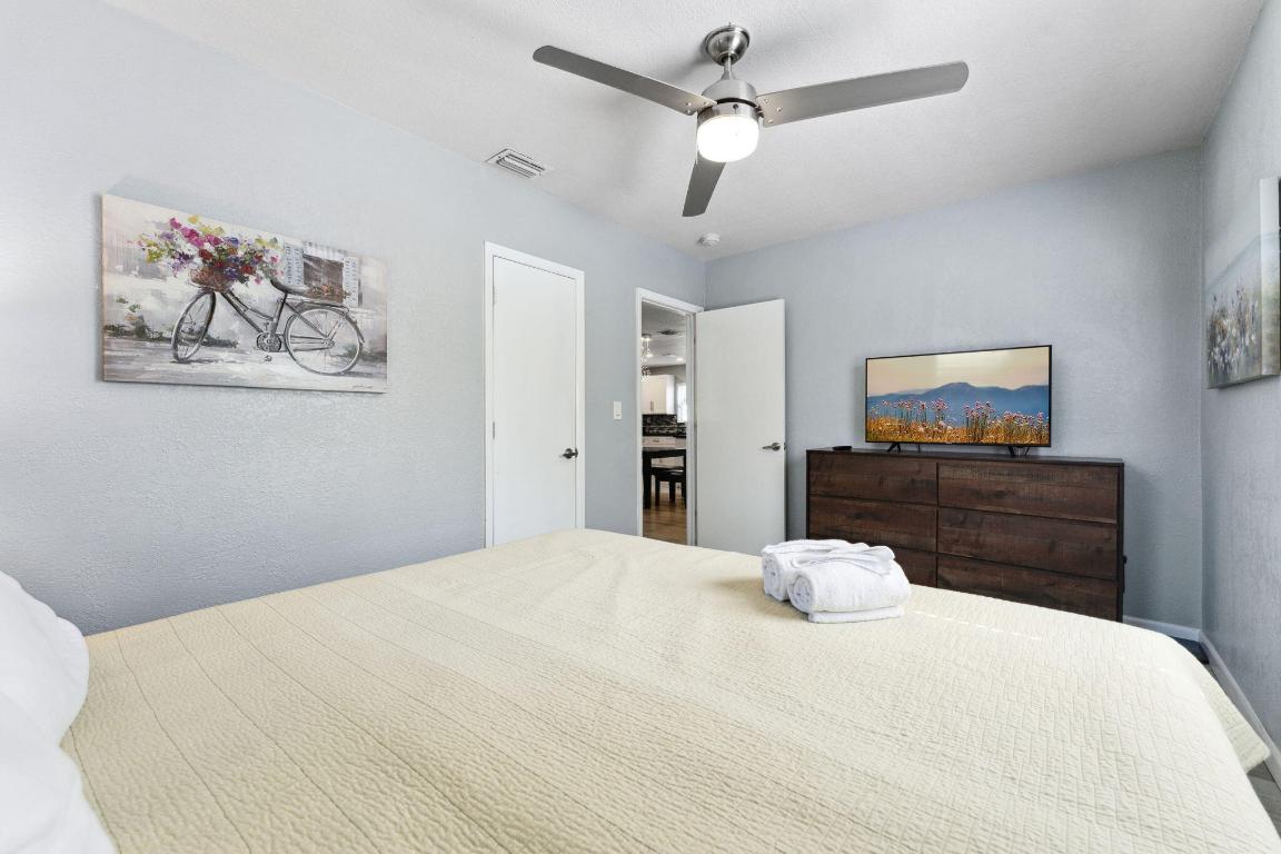 1631 N Andrews Square