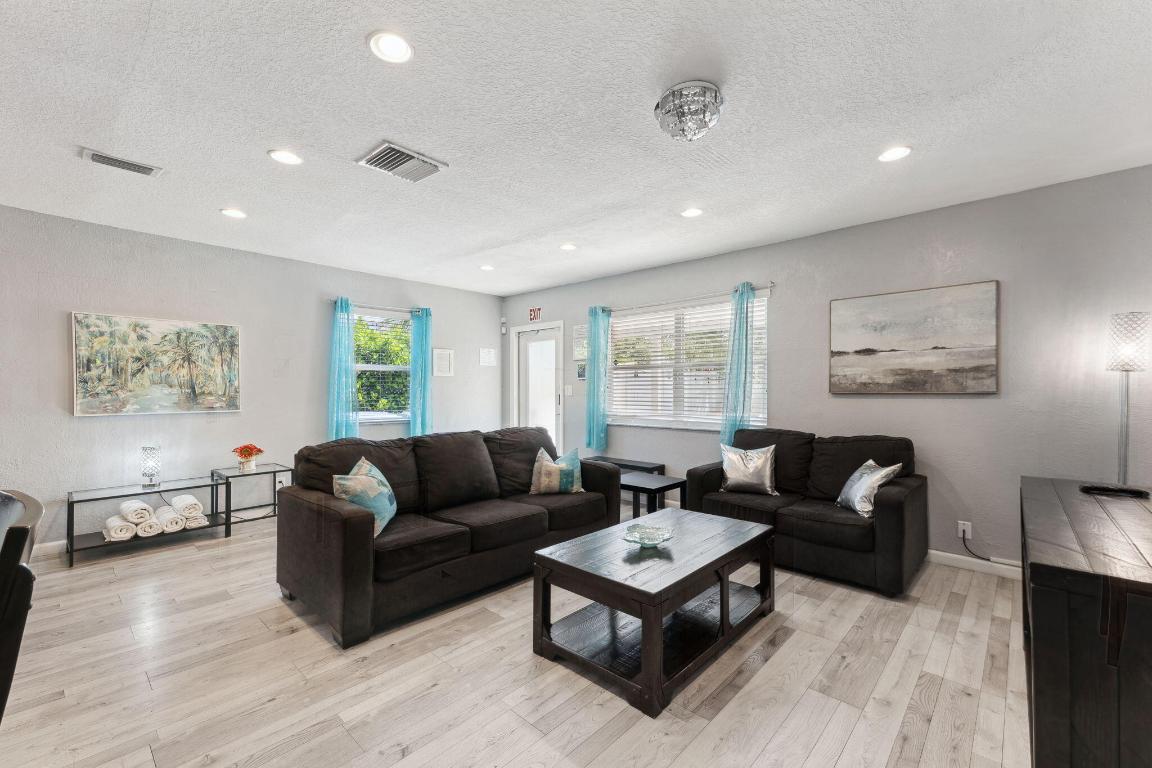 1631 N Andrews Square