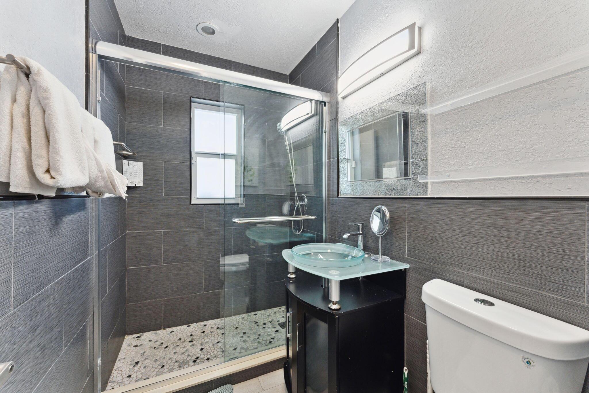 1631 N Andrews Square