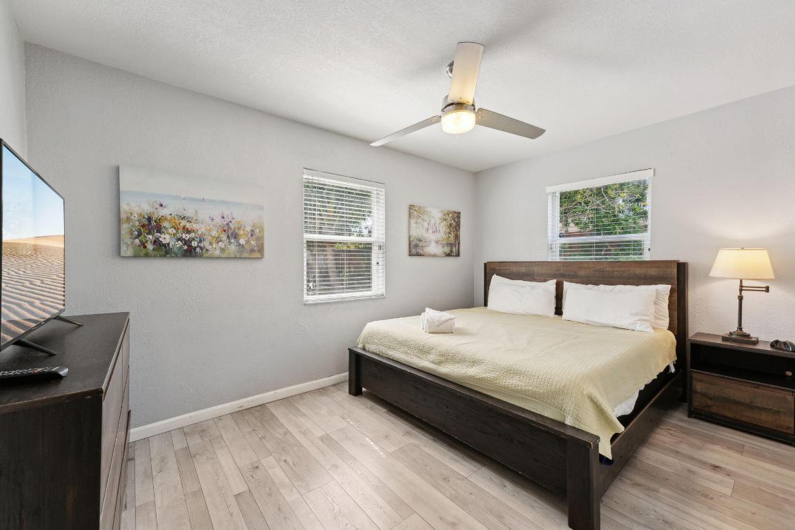 1631 N Andrews Square