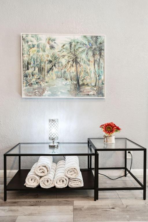 1631 N Andrews Square