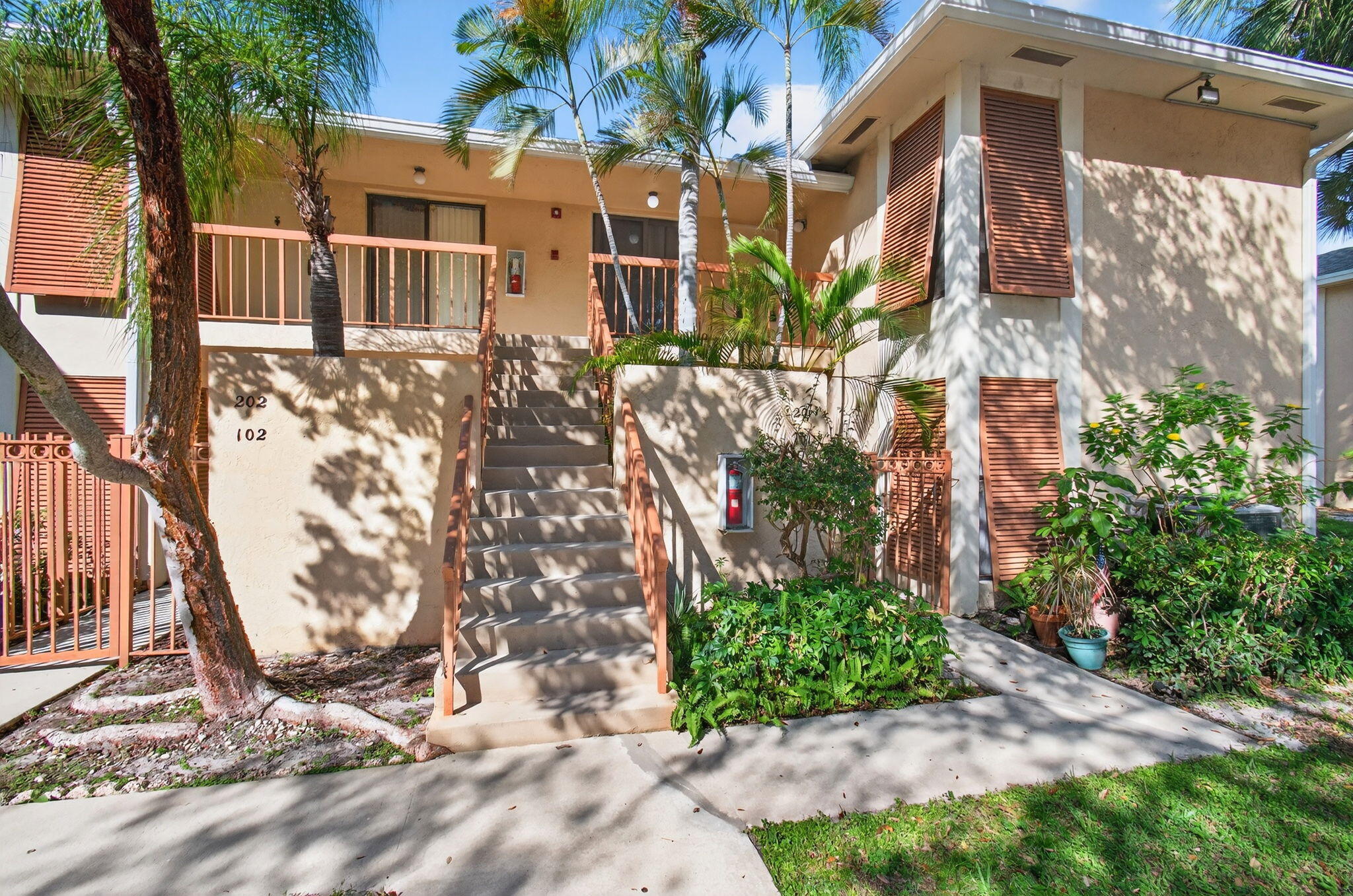 3939 NE 5th Avenue F201