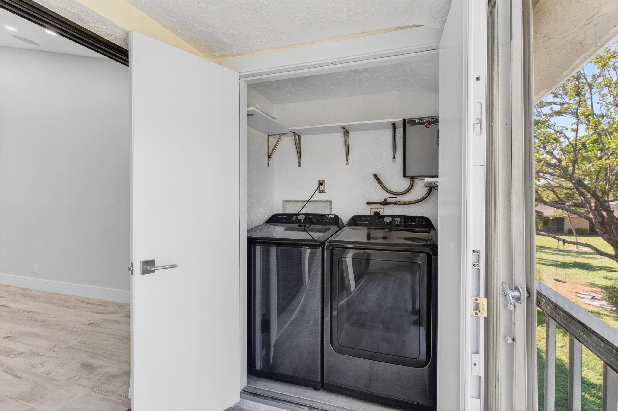 3939 NE 5th Avenue F201