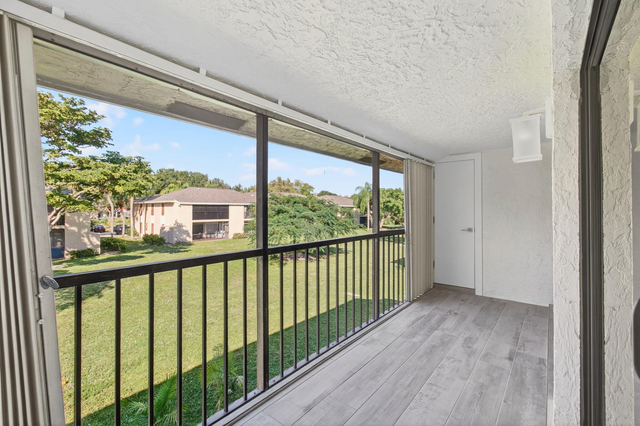 3939 NE 5th Avenue F201