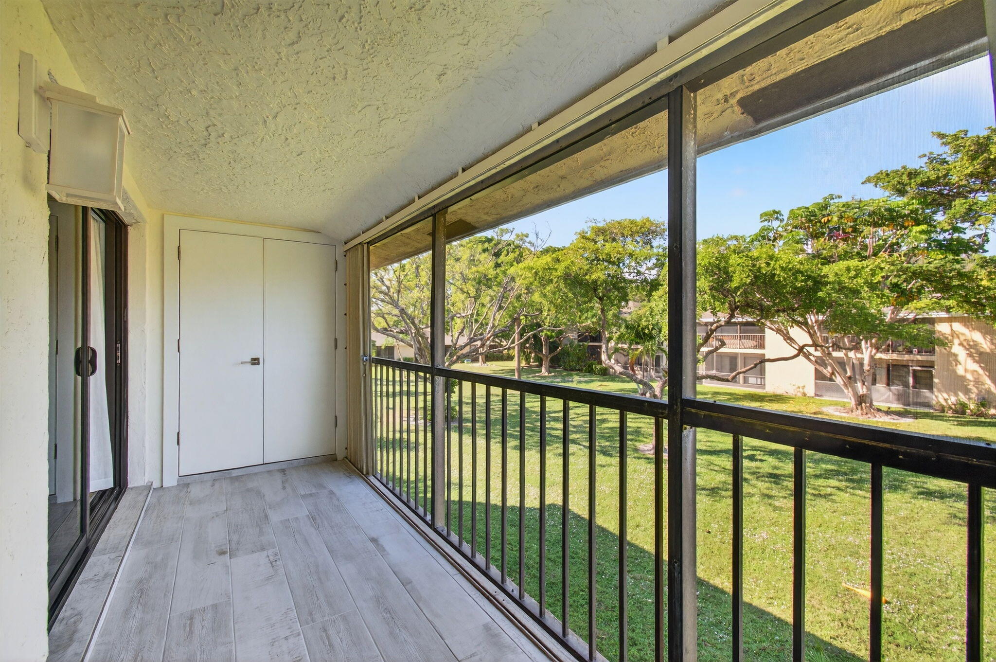 3939 NE 5th Avenue F201