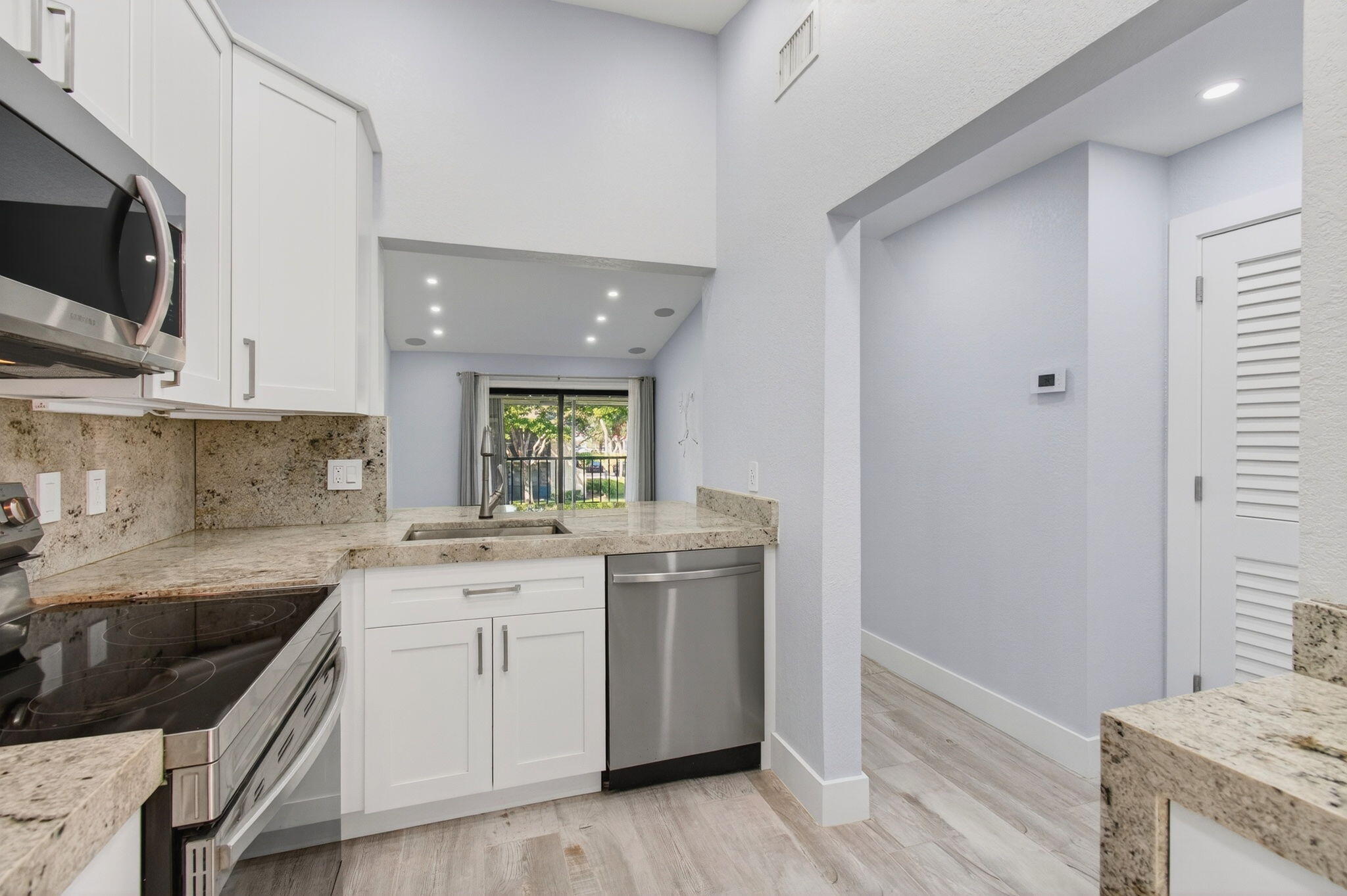 3939 NE 5th Avenue F201